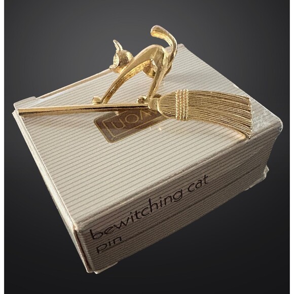 Avon Jewelry - Vintage Avon 1989 Goldtone Bewitching Cat Pin Brooch on Broom | NIB